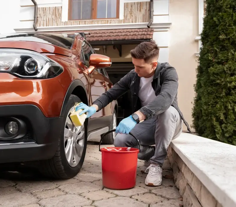 Lavage auto à domicile Saint-Trivier-de-Courtes : professionnel intervenant sur un véhicule
